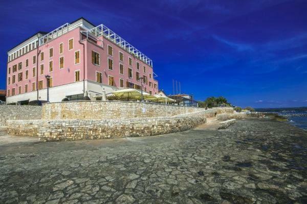 Rotonda Inn Novigrad Новиград Екстериор снимка